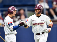 [포토] ‘9번타자라고 우습게 보지마요’ 동점홈런 김건희