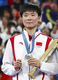 안세영 금메달 축하해주고 시상식서 스페인 ‘배지’로 마린 위로…허빙자오가 보여준 패자의 ‘품격’[파리 2024]