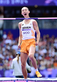 [포토]2m27 2차 시기 성공에 기뻐하는 우상혁