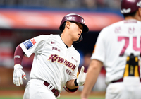 [포토] ‘야구 아직 안끝났죠!’ 투런홈런 김건희