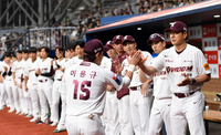 [포토] ‘프로통산 2000경기 출장 이용규’ 선수단 축하