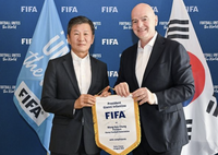 “한국 축구 현실, 전 세계 축구 이야기” 정몽규 회장, 파리서 인판티노 FIFA 회장과 만나 자서전 선물