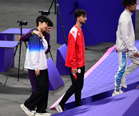 [포토]박태준, 부상 상대 부축하고...