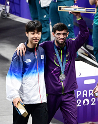 [포토]박태준, 부상 선수 부축하며...