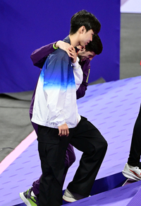 [포토]부상 선수 부축하고 시상대로 향하는 박태준