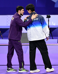 [포토]부상 선수 부축하며 이야기 나누는 박태준