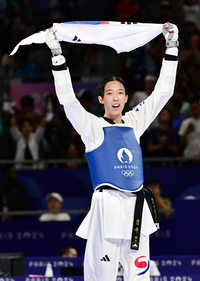 [포토]금메달 김유진, 태극기 휘날리며