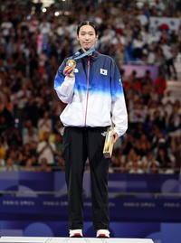 [포토]금메달 시상대에 오른 김유진