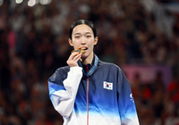 [포토]금메달 맛보는 김유진