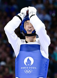 [포토]금메달에 감격하는 김유진