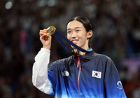 [포토]금메달 내보이는 김유진