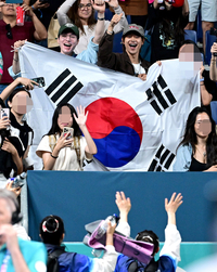 [포토]여자 탁구 대표팀의 동메달에 환호하는 이동욱-민호