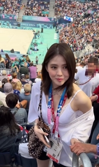 비치 발리볼 경기장에서 왜 한소희가 나와?…파리를 빛낸 여신 미모