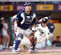 [포토]‘6회말 투수실책 틈타’ 득점하는 최지훈