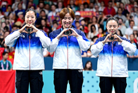 [포토]동메달로 하트 만들어 보이는 탁구 여자 단체팀