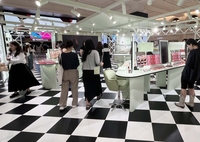 신세계백화점, 강남점에 프라다 뷰티 국내 1호점 문 열어