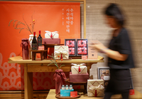 유통업계, 본격 추석 선물 세트 판매 돌입…백화점 ‘프리미엄’ vs 대형마트 ‘가성비’