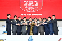 KBL 사령탑들 U-18 대표팀 격려금 전달…소노는 식사지원 [단독]