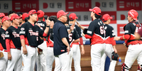 [포토]‘마무리 좋아!’ 이범호 감독