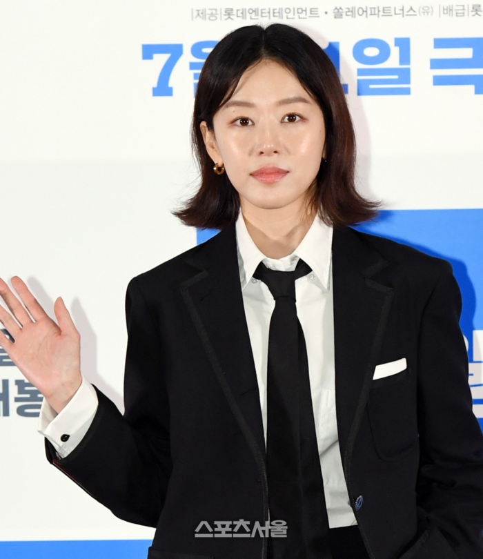 [포토]손인사 건네는 이주명