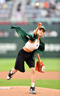 [포토]‘과감한 마운드시구’ 장예은