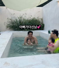 윤진이 “아빠가 더 신남” 물놀이하는 부녀 모습 찰칵
