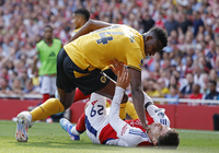 대놓고 목 조르고 엉덩이골에 손 넣어도 No 경고? 개막전부터 ‘수준 이하’ EPL 판정 논란, 대체 언제 나아지려나