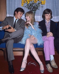 타계한 ‘세상에서 가장 잘생긴 남자’ 알랭 들롱, 록의 슈퍼스타 믹 재거의 애인을 한 번에 훔치는 마력의 소유자!