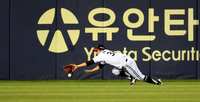 [포토] 이지영 타구 놓치는 최원영