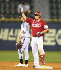 [포토] 8회 2루타 이지영 ‘득점하러 가야지’