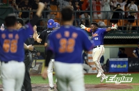 ‘우연이라기에는 너무 강렬’ 한화 가을 길 만드는 ‘블루’ 마케팅 효과도 만점 [SS포커스]