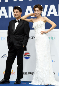 [포토] 장도연, 전현무에 기대어