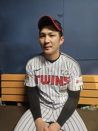 ‘323일 만에 4안타’ 오지환, 숨은 ‘비결’이 있다…‘타격 기계’가 준 배트, 손에 ‘착’ 붙었다 [SS시선집중]