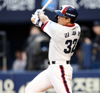 [포토] 김재환, 4회 동점 만드는 솔로포 