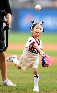 [포토] 시구하는 허경민 딸 허서우
