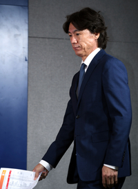 [포토] 기자회견장 입장하는 홍명보 감독