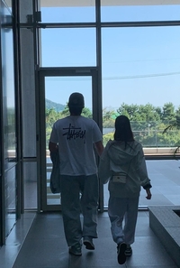 셀프 열애설 박소영, 커플사진까지 “예쁘게 봐주셔서 감사” 5세 연하 프로야구 문경찬과 달달 커플룩