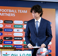 [포토] 굳은 표정으로 입장하는 홍명보 감독