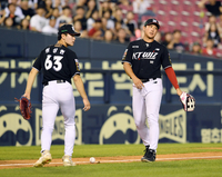 [포토]KT 원상현-황재균 바람과 달리...