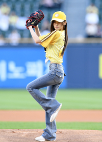 [포토]걸그룹 첫사랑의 수아, 잠실구장 시구