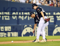 [포토]KT 원상현-황재균, ‘나가라! 나가라!’