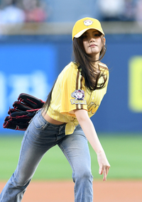 [포토]걸그룹 첫사랑 수아의 시구