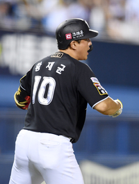 [포토]동점 홈런에 기뻐하는 KT 황재균