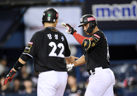 [포토]동점 홈런의 기쁨을 나누는 KT 황재균-장성우