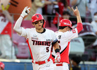 KIA 김도영, 27년 만에 ‘국민타자’ 넘고 단일시즌 최연소·최다홈런 폭발