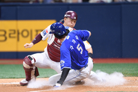 [포토] 김건희 ‘공이 빨랐어’