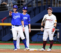 [포토] 타구 맞은 하영민에 사과하는 강민호