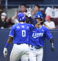 [포토] 구자욱, 11회 솔로 홈런 쾅