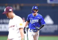 [포토] 구자욱, 11회 0의 균형을 깨는 솔로포