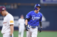 [포토] 11회 솔로포 구자욱 ‘경기 끝내자’